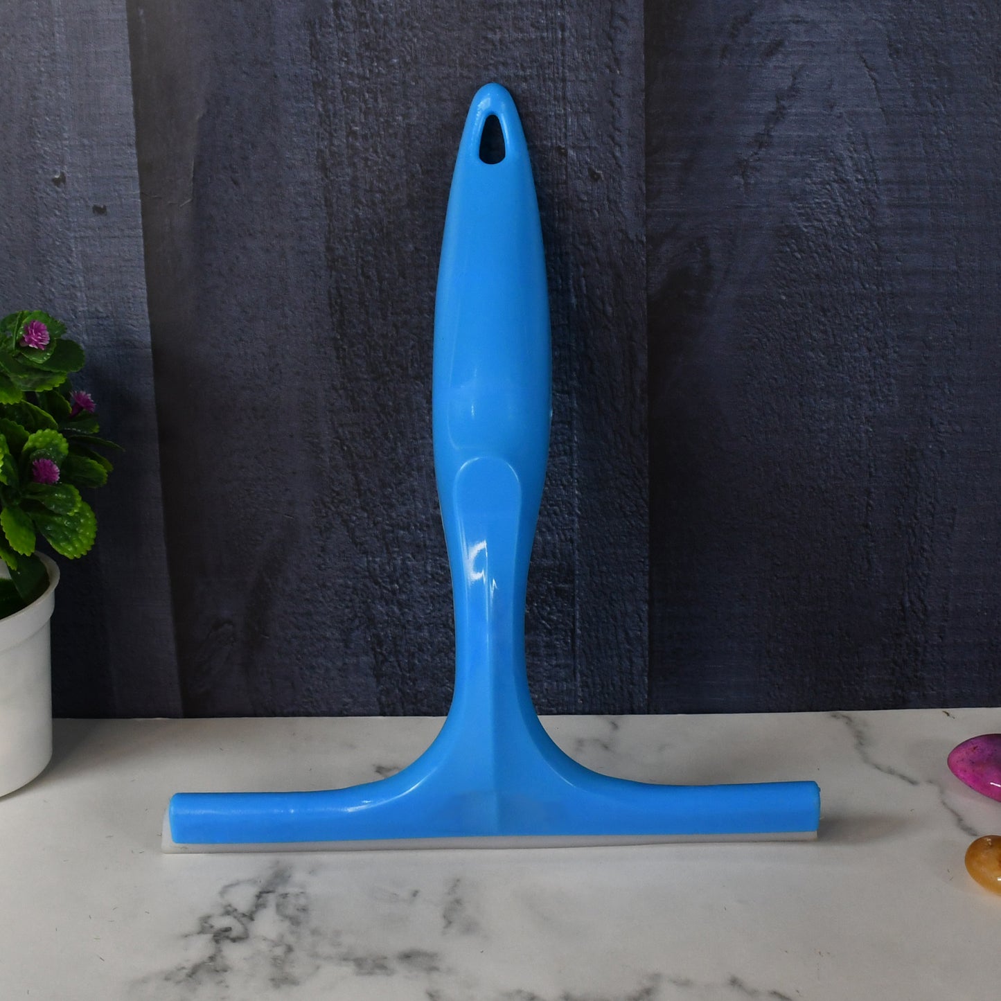 6160 Multipurpose Wiper Widely Used In Bathrooms And Kitchens To Clean Wet And Dirty Surfaces And The Floor Looks Clean.